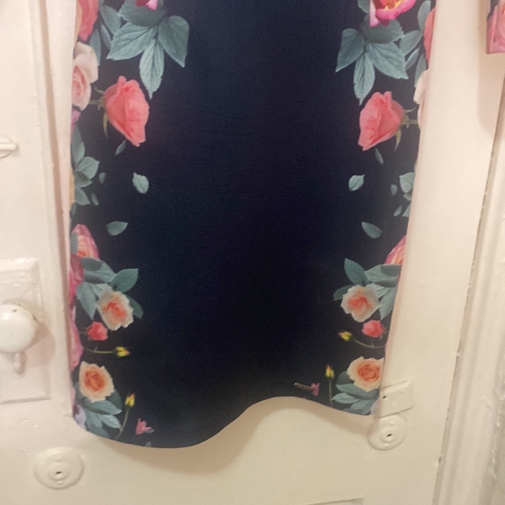 Floral body fitting dress to set mood rite / size medium